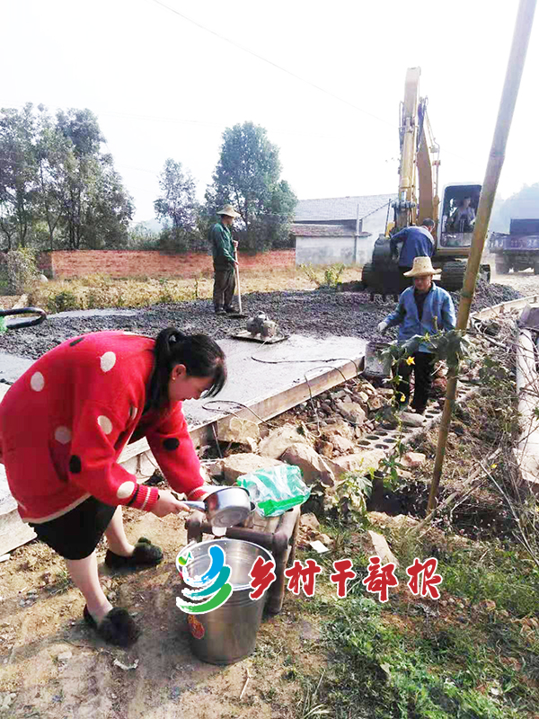 11月2日，黃鶴橋村村民給道路施工人員送擂茶2.jpg